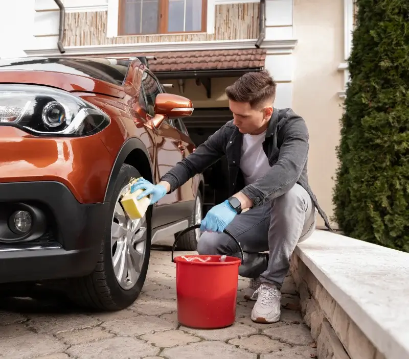 Lavage auto à domicile Laragne-Montéglin : professionnel intervenant sur un véhicule